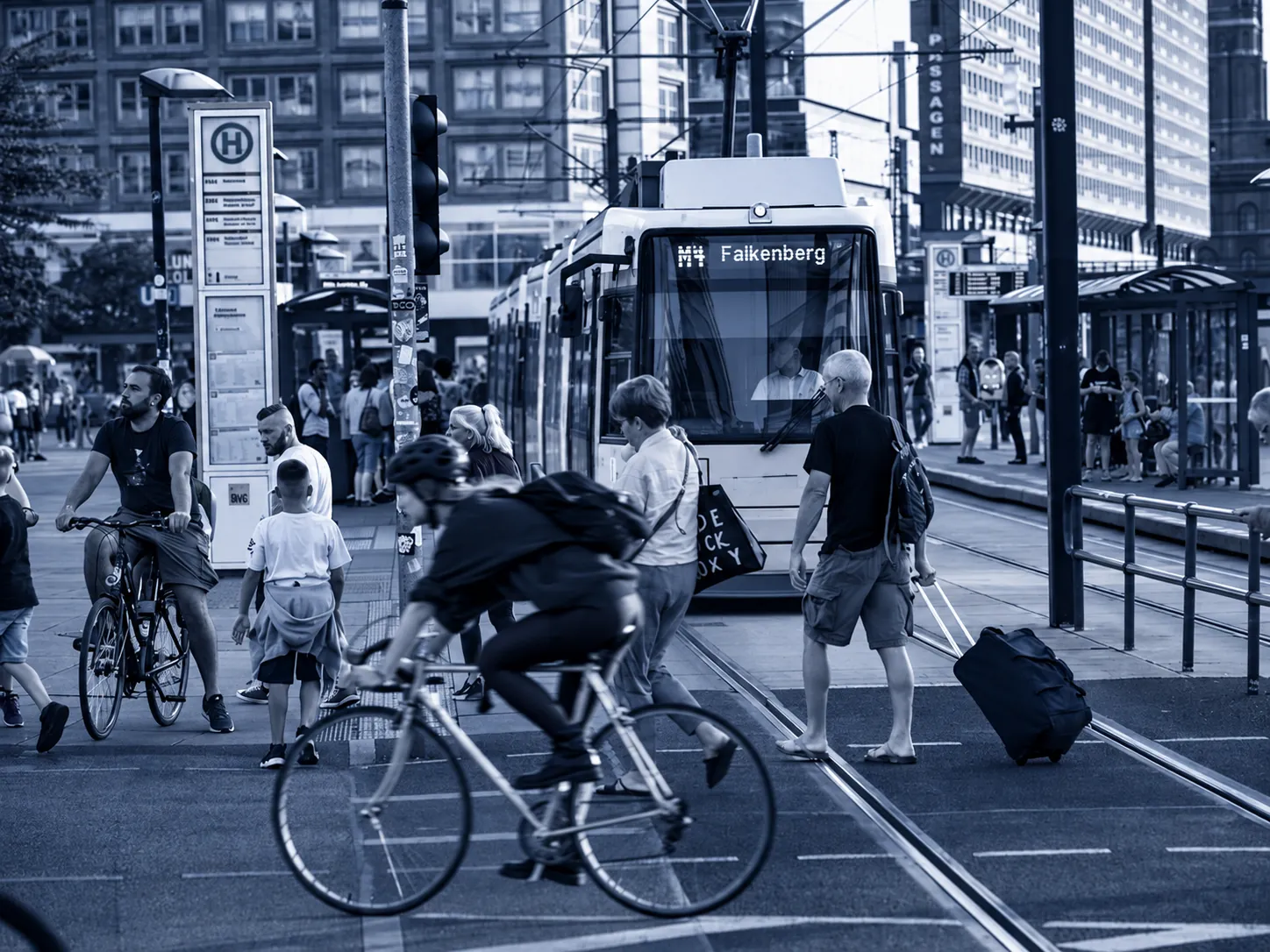Tramvay, bisikletliler ve yayaların aynı caddeyi paylaştığı bir şehir merkezi